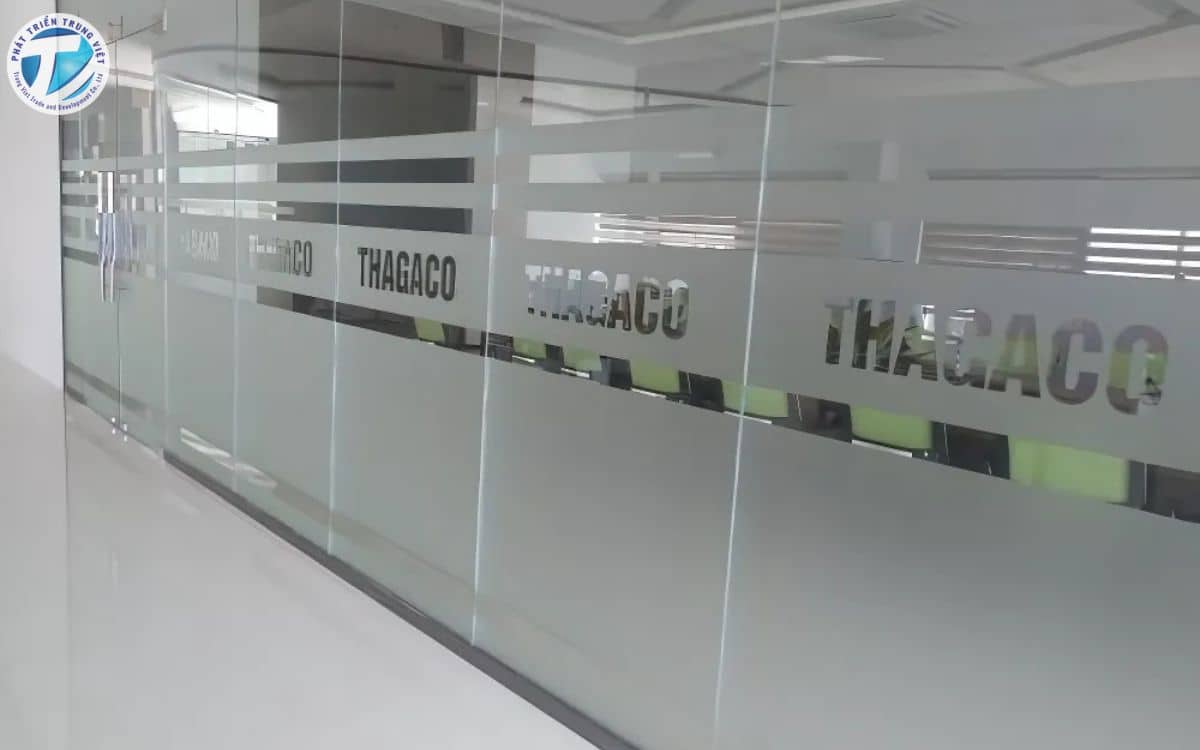 Decal mờ dán kính là một loại vật liệu trang trí kính có bề mặt mờ đục